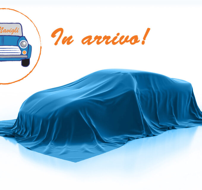 Blue car draped under a cover with the words 'In arrivo!' and a round logo featuring a cartoon car on the left.