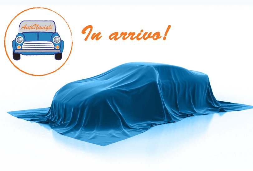 Blue car under a fabric cover with 'In arrivo!' teaser text and a circular logo featuring a cartoon car on the left.